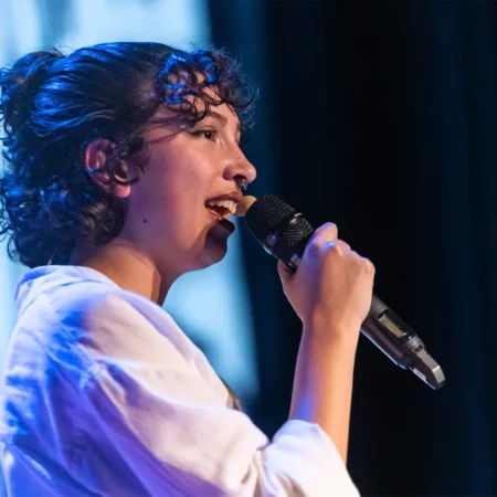 Salomé Moreno interpretando Castillos en la Arena sobre el escenario del Teatro Consistorial de Galdar