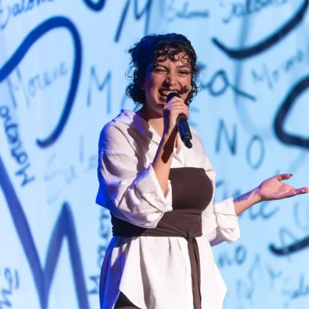 Salomé Moreno interpretando Castillos en la Arena sobre el escenario del Teatro Consistorial de Galdar